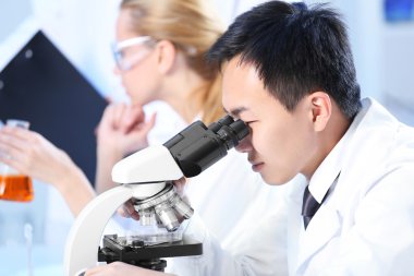 Tıbbi teknisyenler laboratuvarda çalışan