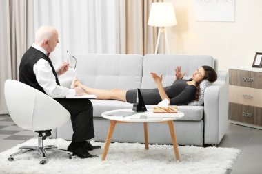 Psikolog, kanepede yatan kadın