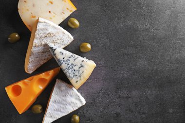 Peynir, zeytin ve biberiye gri arka plan üzerinde farklı çeşitleri alanı Kopyala