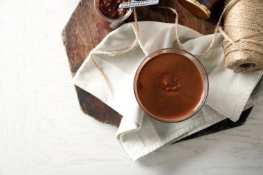 Ahşap arka plan üzerinde cam kase üzerinde eritilmiş çikolata