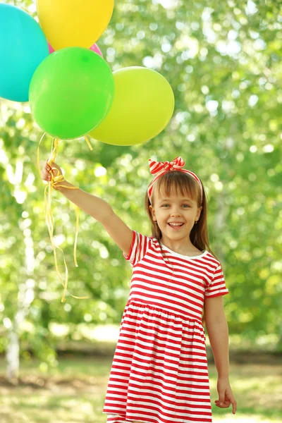 Liten flicka leker i parken — Stockfoto