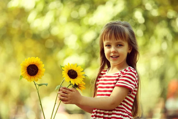 Petite fille avec des tournesols — Photo