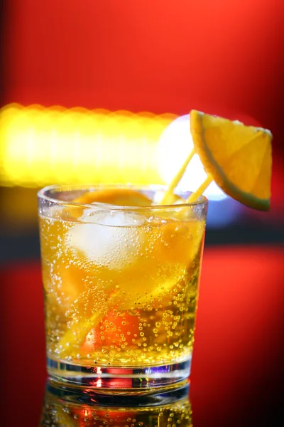 Склянка коктейлю на барному фоні — стокове фото