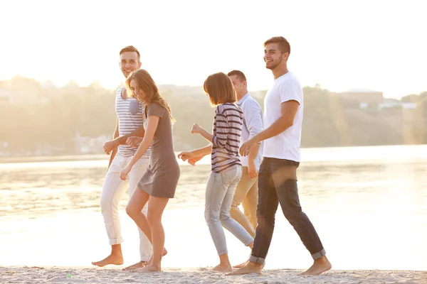 Pretty Young people with beer — Stock Photo, Image