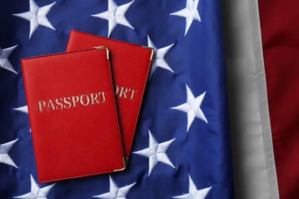 Amerikan bayrağı yalan Pasaportlar — Stok fotoğraf