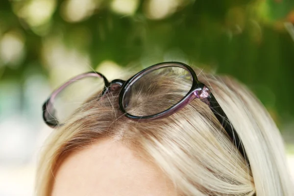 女性の頭の上のおしゃれなメガネ — ストック写真
