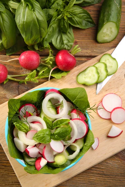 Färsk grönsakssallad på bordet på nära håll — Stockfoto