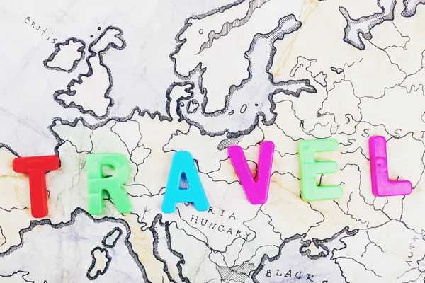 Sana TRAVEL maailmankartalla — kuvapankkivalokuva