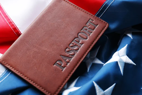 Passaporto steso sulla bandiera americana — Foto Stock