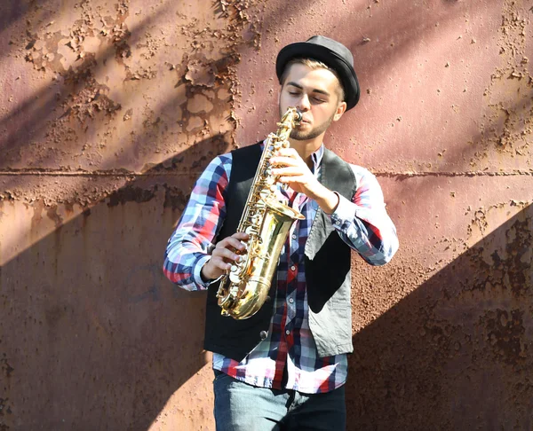 Homem tocando no saxofone — Fotografia de Stock