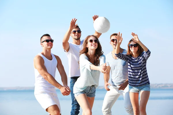 Jongeren spelen met de bal — Stockfoto