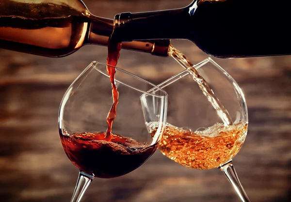 Λευκό και κόκκινο κρασί, εισχωρώντας γυαλιά σε ξύλινα φόντο — Φωτογραφία Αρχείου