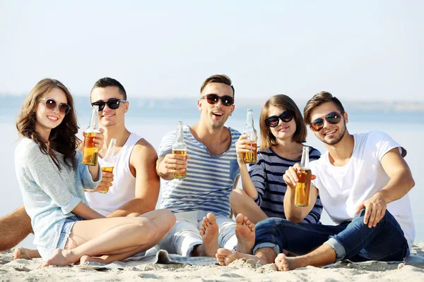 Jolies jeunes avec de la bière — Photo