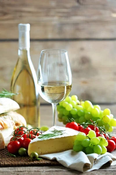 Stilleben med olika typer av italiensk mat och vin — Stockfoto