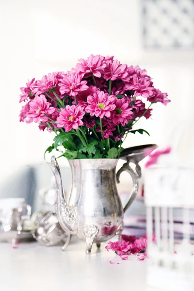 Schöne Blumen in der Vase — Stockfoto