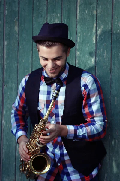 Hombre tocando en saxofón — Foto de Stock