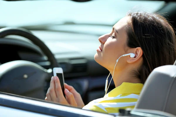 Jeune femme en voiture — Photo