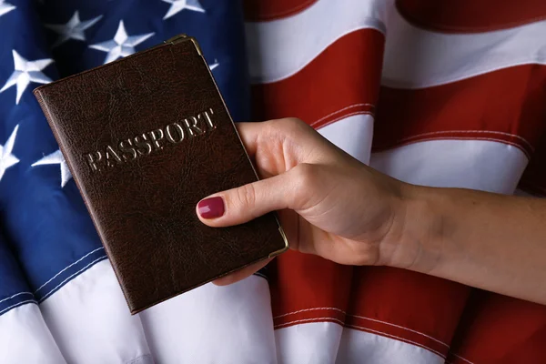 Mão segurando passaporte americano — Fotografia de Stock
