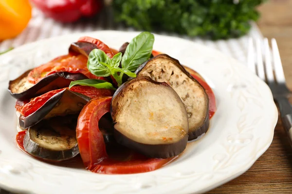 Ratatouille op plaat, op tabelachtergrond — Stockfoto