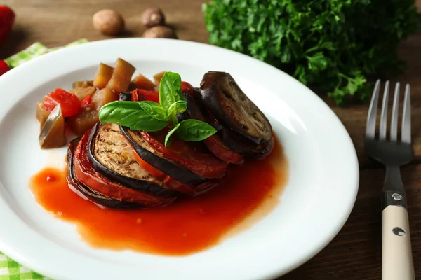 Ratatouille na placa, no fundo da mesa — Fotografia de Stock