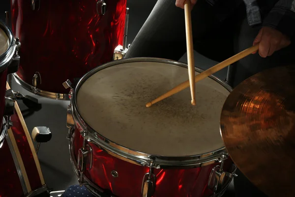 Baterista tocando bateria close-up — Fotografia de Stock