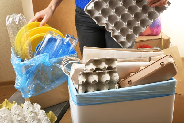 Mujer clasificando residuos — Foto de Stock