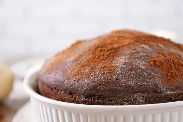 Torta al cioccolato fatta in casa sul piatto — Foto Stock