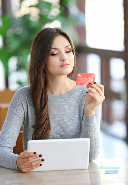 Jeune femme essayant d'utiliser une carte bancaire — Photo