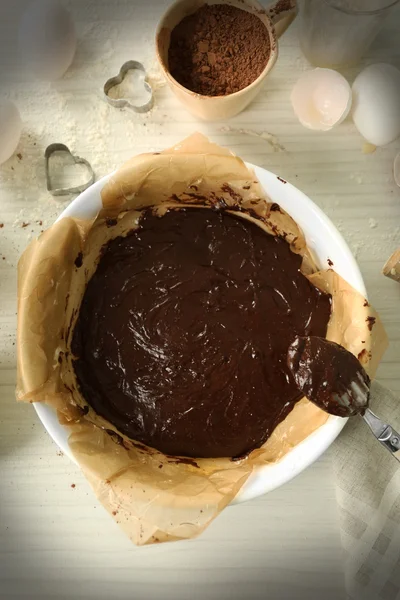 Неприготовленный шоколадный пирог на столе — стоковое фото