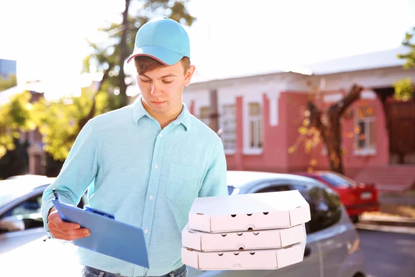 Chłopiec dostawy pizzy — Zdjęcie stockowe