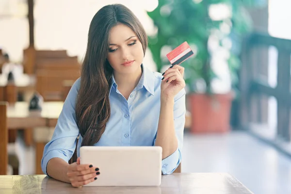 Mujer joven trabajando con la tableta — Foto de Stock