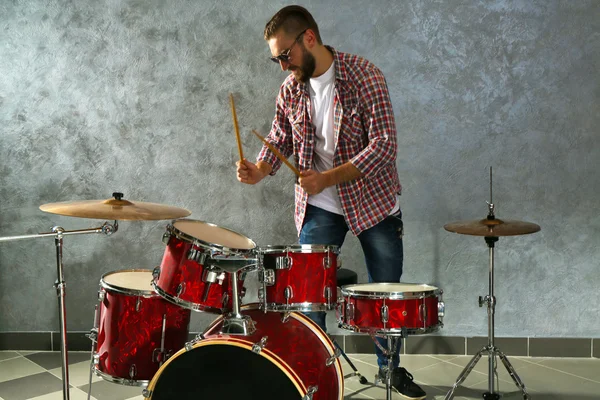 Músico tocando la batería —  Fotos de Stock