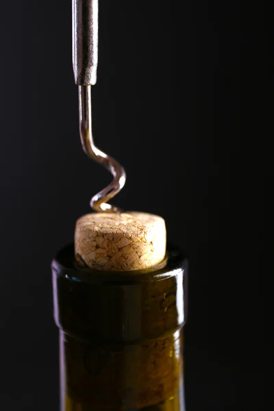 Corkscrew e garrafa de vinho — Fotografia de Stock