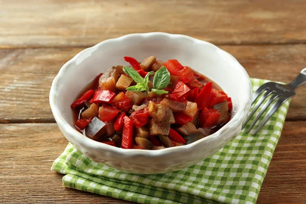 Ratatouille tálba, fából készült asztal háttér — Stock Fotó