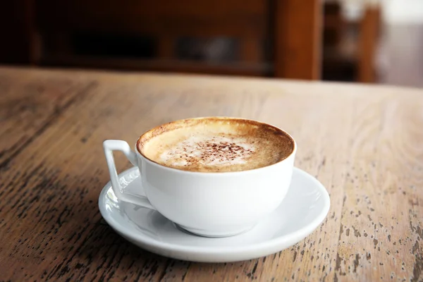 Tazza di cappuccino saporito in caffè — Foto Stock