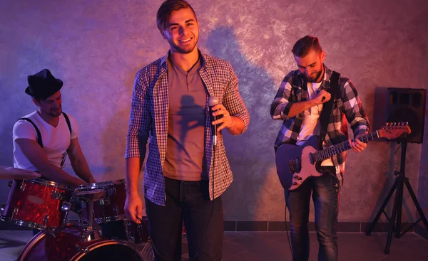 Musicians playing musical instruments and singing — Stock Photo, Image