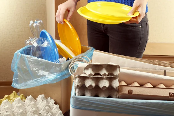 Mujer clasificando diferentes residuos — Foto de Stock