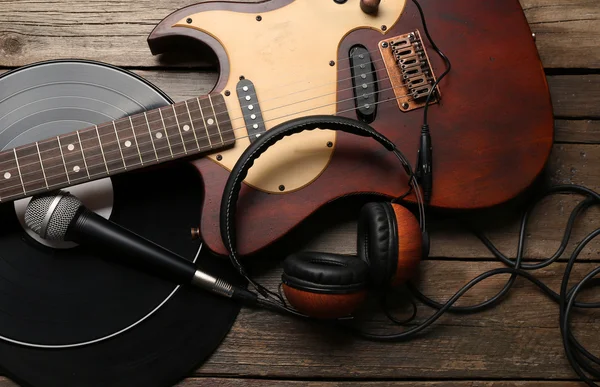 Elektrická kytara a sluchátka — Stock fotografie