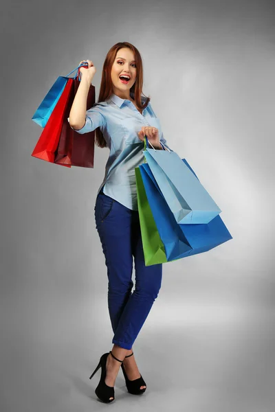 Frau mit Einkaufspaketen — Stockfoto