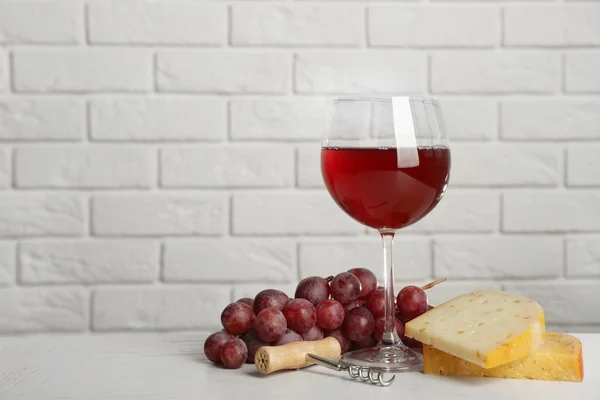Červené víno s hroznovým vínem — Stock fotografie