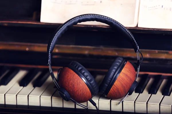 Καφέ ακουστικά στο πιάνο πληκτρολόγιο — Φωτογραφία Αρχείου