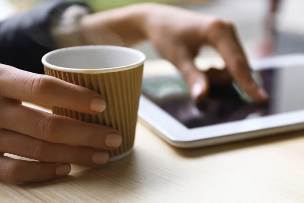 Femme travaillant avec une tablette — Photo