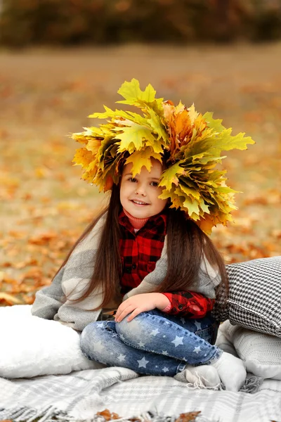 Gelukkig jong meisje in de kroon van de gele — Stockfoto