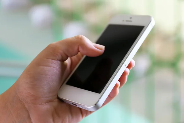 Mujer sosteniendo smartphone — Foto de Stock