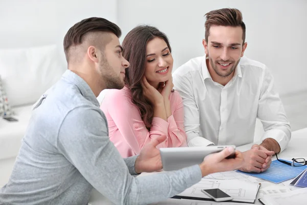 Familie met onroerende goederenagent — Stockfoto