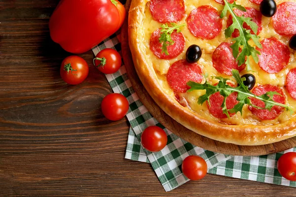 Pizza saborosa com salame — Fotografia de Stock