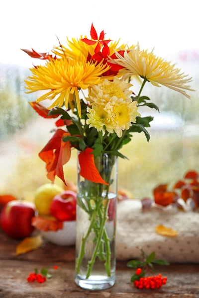 Beautiful autumn bouquet with chrysanthemums flowers, on windowsill — Stock Photo, Image