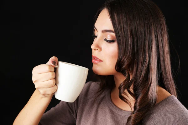 Vrouw met kopje koffie — Stockfoto