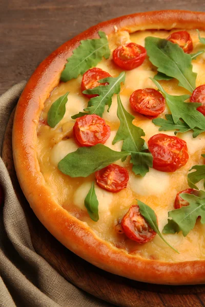 Pizza Margherita com rúcula e legumes — Fotografia de Stock