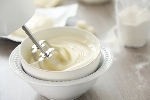 Cozinhar creme amanteigado na cozinha — Fotografia de Stock